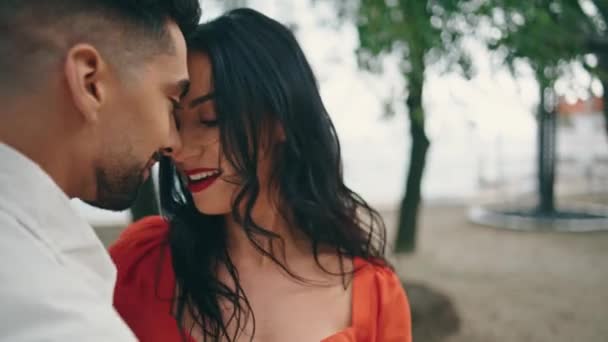 Šťastně Usmívající Latinskoameričtí Umělci Tančí Smyslně Městském Parku Zblízka Atraktivní — Stock video