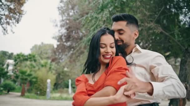 Glückliche Sinnliche Partner Die Heißen Latino Tanz Stadtpark Aus Nächster — Stockvideo