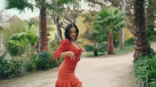 Sexy Tancerka Porusza Ciało Pięknym Zielonym Ogrodzie Atrakcyjny Uwodzicielski Wykonawca — Wideo stockowe