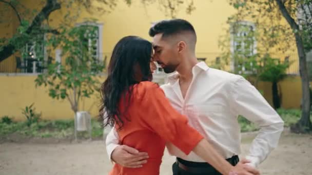 Sinnlich Lächelnde Tänzer Üben Samba Auf Der Straße Der Stadt — Stockvideo