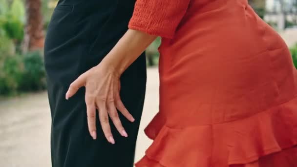 Женщина Бедер Вращается Чувственных Танцах Партнером Открытом Воздухе Закрыть Неизвестная — стоковое видео