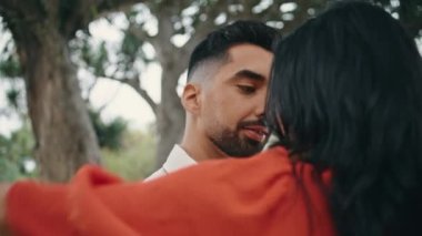 Tutkulu sokak dansçıları yaz parkında şehvetle hareket ediyorlar. Genç, güzel çift sanatçılar açık havada Latin dansı yapıyorlar. Mutlu gülümseyen ortaklar şehir bahçesinde salsa yapıyor..