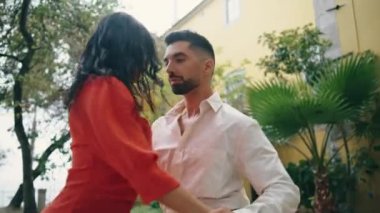Şehir parkında tutkulu koreografi dansı yapan seksi Latin sanatçılar. Seksi çift Rumba yavaş çekim yapıyor. Enerjik, güzel profesyoneller birlikte hareket ediyorlar tutku dansının tadını çıkarıyorlar..