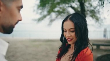 Şehirli İspanyol kadın dansçı çekici bir adamla parka taşınıyor. Yakından. Enerjik genç çift açık havada salsa yapıyor. Güzel profesyonel sanatçılar sokakta Latin usulü dans ediyorlar..