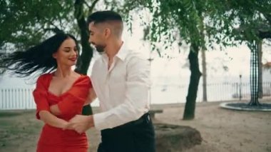 Şehvetli, güzel dansçılar sokakta Latin tarzı dans ediyorlar. Şehir parkında Samba profesyonel koreografisi yapan enerjik tutkulu sanatçılar. Mutlu gülümseyen sanatçılar baştan çıkarıcı bir şekilde ağır çekimde.
