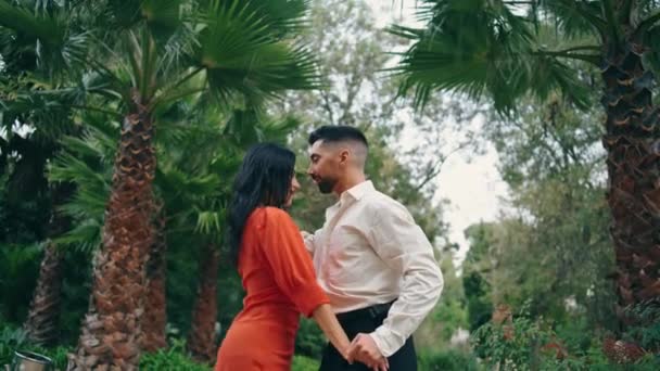 Romantisch Sensueel Paar Dansen Met Passie Prachtige Tuin Zomerdag Aantrekkelijke — Stockvideo