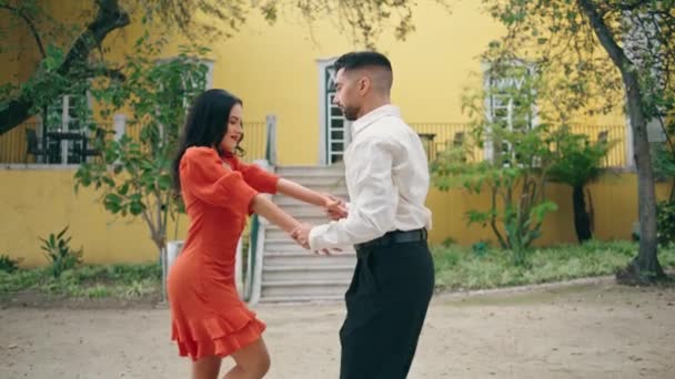 Счастливые Латиноамериканские Исполнители Танцуют Чувственный Энергетический Танец Перед Зданием Желтого — стоковое видео