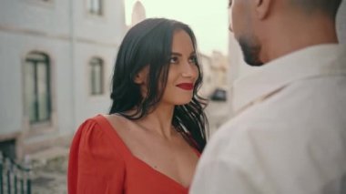 Tutkulu bir partnerle sokakta dans eden baştan çıkarıcı, güzel bir kadın. Seksi profesyonel dansçılar açık havada şehvetli danslar yapıyorlar. Seksi, gülümseyen esmer çekici hareketler yapıyor..