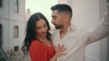 Seksi çekici dansçılar dışarıda Latin Amerika dansı yapıyorlar. Şehirli caddelerde birlikte hareket eden seksi tutkulu sanatçılar. Enerjik profesyonel çift baştan çıkarıcı hareketlerden hoşlanır..