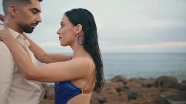 Seksi tutkulu Latin şarkıcılar bulutlu okyanus kıyısında birlikte dans ediyorlar. Arzuyla hareket eden güzel seksi dansçılar dışarıda tango yapıyor. Duygusal partnerler kasvetli doğaya göre hareket ederler..