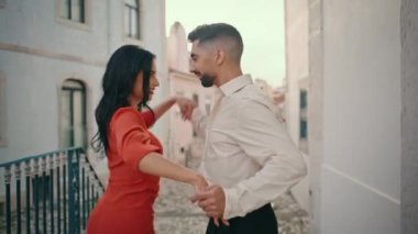 Seksi İspanyol dansçılar sokakta baştan çıkarıcı koreografi sergiliyorlar. Mutlu şehvetli profesyoneller tutkulu bir şekilde ağır çekimde birlikte hareket ediyorlar. Seksi esmer kadın zarif sakallı adamla dans ediyor..