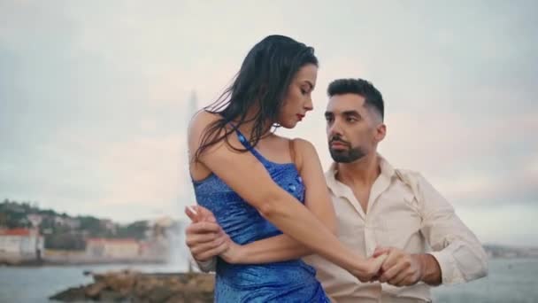 Пара Іспаномовних Танцюристів Які Виконують Чуттєвий Танець Хмарному Небі Крупним — стокове відео