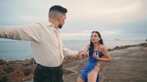 Mulher Morena Apaixonada Dançando Com Parceiro Elegante Natureza Nublada Dançarinos — Vídeo de Stock