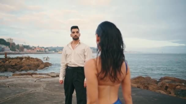 Горячие Испанские Танцоры Исполняют Соблазнительный Хореографический Стиль Облачном Пляже Сексуальная — стоковое видео