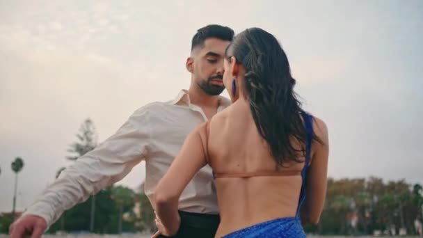 Mujer Morena Caliente Moviéndose Con Pareja Realizando Baile Sensual Naturaleza — Vídeo de stock