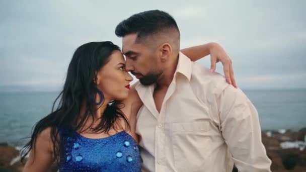 Profesyonel Çift Bulutlu Rıhtımda Tango Yaparak Baştan Çıkarıcı Bir Şekilde — Stok video