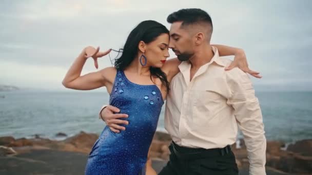 Leidenschaftliches Romantisches Paar Tanzt Düsterer Meeresküste Aus Nächster Nähe Ernst — Stockvideo