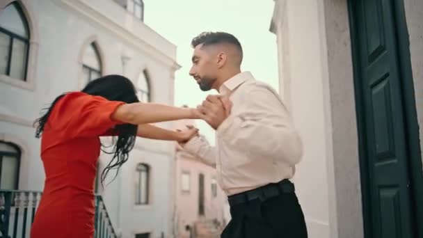 Leidenschaftliche Straßentänzer Die Der Nähe Des Rathauses Samba Tanzen Zwei — Stockvideo