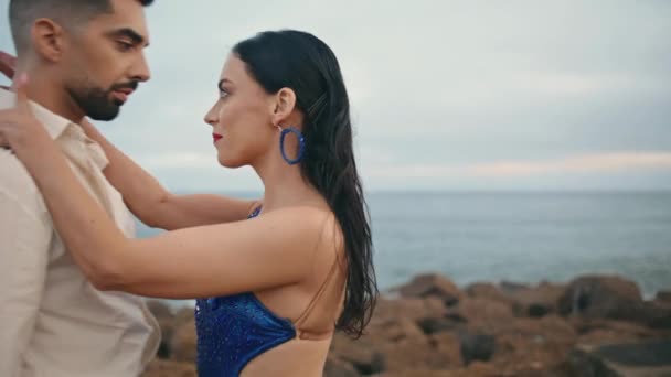 Calientes Artistas Latinos Apasionados Bailando Juntos Costa Del Océano Nublado — Vídeos de Stock