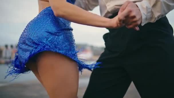 Yakın Plan Kadın Dansçı Kalçaları Açık Havada Mavi Şenlikli Elbiseler — Stok video