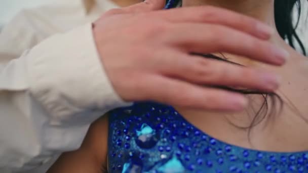 Неизвестные Молодые Танцоры Выступают Улице Облачный День Мужская Рука Трогает — стоковое видео