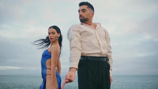 Bulutlu Deniz Manzarasında Şehvetle Dans Eden Birkaç Profesyonel Güzel Seksi — Stok video