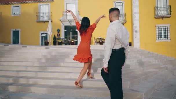 Vášnivý Hispánský Pár Tančící Horkou Choreografii Schodech Sexy Brunetka Červených — Stock video