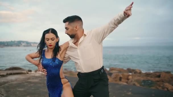 Sexy Bailarines Profesionales Bailando Tango Costa Del Mar Sombrío Bailarines — Vídeos de Stock