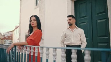 Zarif sakallı dansçı, sokakta dans etmeye davet edilen güzel bir kadına yaklaşıyor. Şehirli bir çift kasabanın korkuluklarında şehvetle dans ediyor. Seksi İspanyol ortaklar açık havada gösteri yapmayı sever..