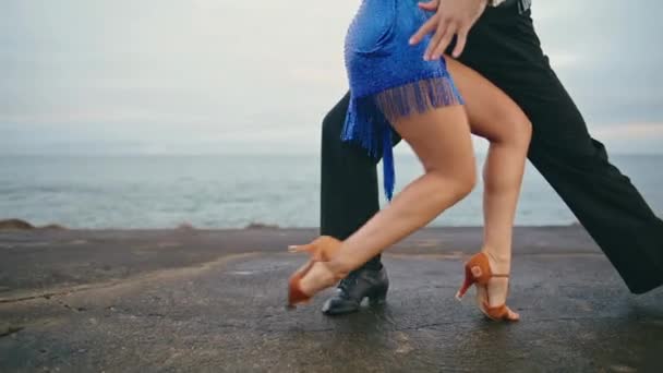 Pies Pareja Danza Desconocida Realizando Pasos Coreografía Latinoamericana Sobre Terraplén — Vídeo de stock