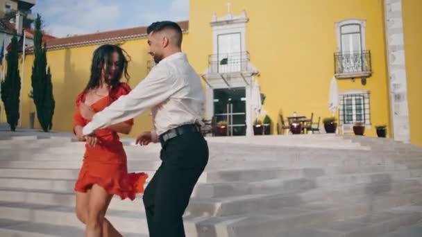 Sensuales Bailarines Callejeros Practicando Danza Latinoamericana Las Escaleras Acogedor Distrito — Vídeos de Stock