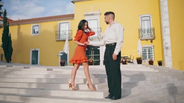 Artistas Apasionados Salsa Bailando Las Escaleras Calle Latino Pareja Baile — Vídeos de Stock