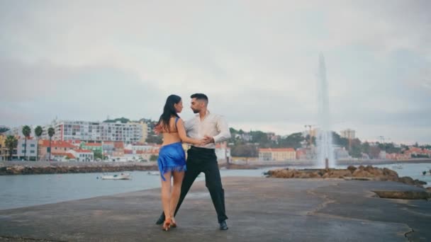 Leidenschaftliches Paar Das Lateinamerikanischen Tanz Auf Düsteren Embankings Aufführt Professionelle — Stockvideo