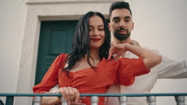 Casal Latino Feliz Realizando Movimentos Sensuais Coreografia Apaixonada Rua Perto — Vídeo de Stock