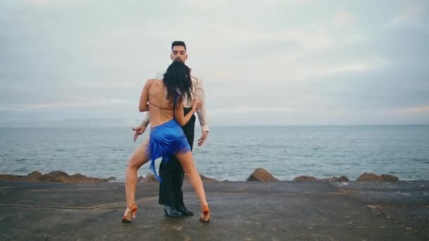 Bailarinas Apasionadas Realizando Una Coreografía Latina Caliente Terraplén Nublado Sexy — Vídeos de Stock