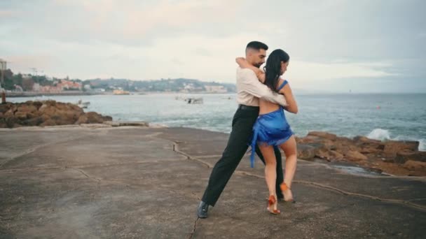 炎热的街头舞者在多云的海滨练习探戈 漂亮的女人穿着性感的衣服在海浪中和专业的舞伴一起跳舞 以激情为中心的夫妻表演情欲舞蹈慢动作 — 图库视频影像