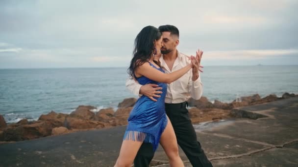 Παθιασμένοι Λατίνοι Χορευτές Απολαμβάνουν Καυτή Παράσταση Συννεφιασμένη Προβλήτα Δύο Επαγγελματίες — Αρχείο Βίντεο
