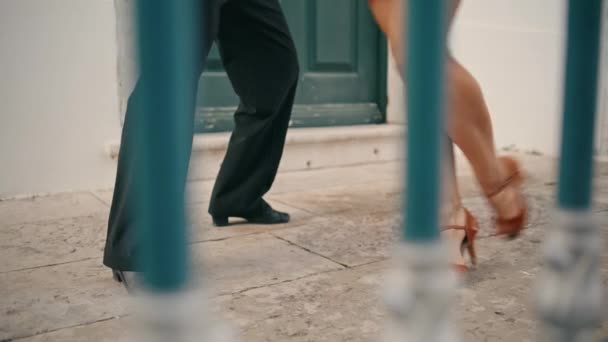 Beine Eines Latino Paares Das Leidenschaftlich Auf Dem Straßenpflaster Tanzt — Stockvideo