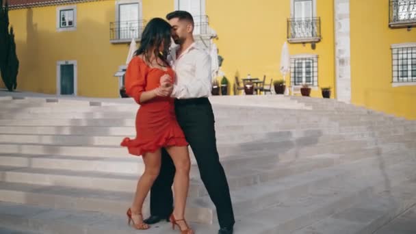 Profesjonalni Latynoscy Wykonawcy Ćwiczący Energetyczny Taniec Miejskich Schodach Szczęśliwa Podekscytowana — Wideo stockowe