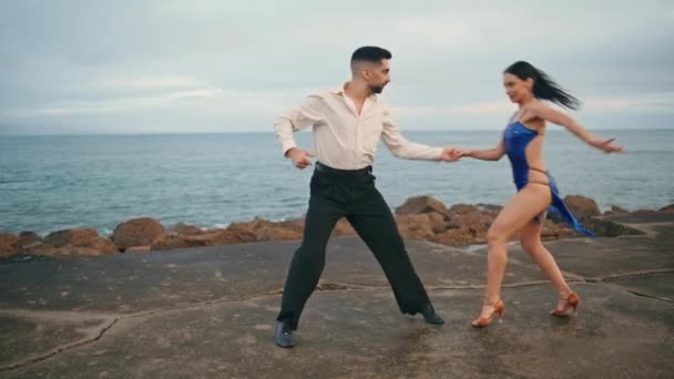 Συναισθηματικές Καυτές Χορεύτριες Χορεύουν Ταγκό Στο Θολό Ανάχωμα Γοητευτικοί Επαγγελματίες — Αρχείο Βίντεο
