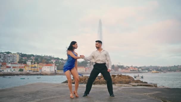 Горячие Танцовщицы Танго Соблазнительно Движутся Мрачной Набережной Страстная Энергичная Женщина — стоковое видео