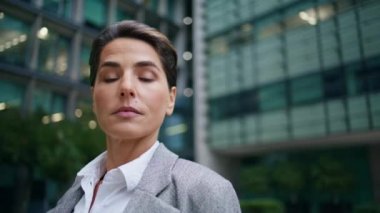 Ciddi yönetici ofis binasına yakın çekim yap. Orta yaşlı yönetici şehir merkezinde takım elbiseli poz veriyor. Tek başına caddede şık bir kadın girişimci. Profesyonel kariyer konsepti