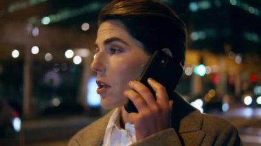 Akşamki iş kadını akıllı telefondan konuşuyor. CEO 'su taksi arıyor. Gece vardiyasında projeyi tartışıyorlar. Başarılı bir kadın yönetici, eve dönüş yolunda araba bekliyor. Şehir trafiği yaşam tarzı