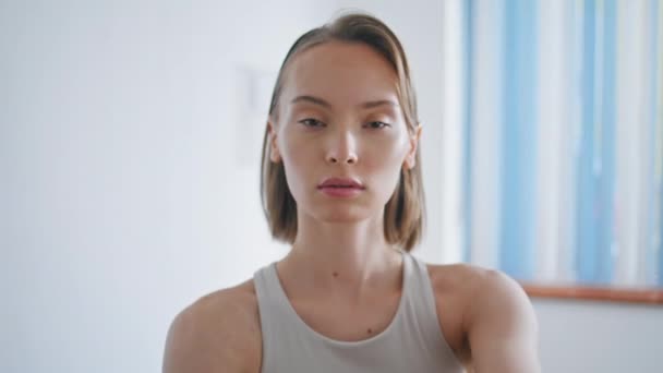 Fokuserad Flicka Uppvärmning Kropp Vit Interiör Närbild Stark Smal Kvinna — Stockvideo