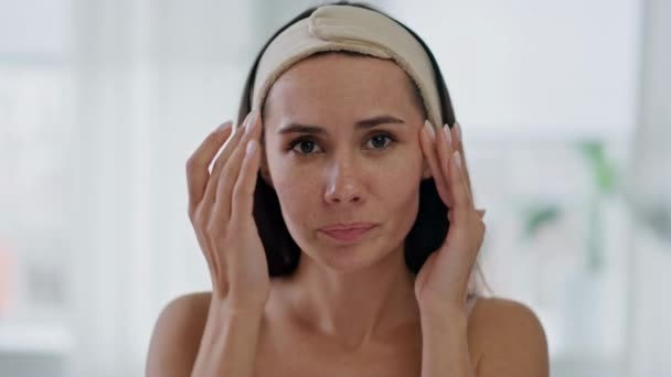 Mujer Preocupada Revisando Arrugas Baño Pov Primer Plano Mujer Estresada — Vídeos de Stock