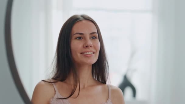 Vita Tänder Dam Ler Badrumsspegeln Närbild Lycklig Kvinna Njuter Sin — Stockvideo
