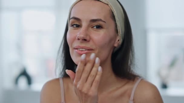 Glad Kvinde Rører Huden Smilende Badeværelse Portræt Munter Dame Ansigt – Stock-video