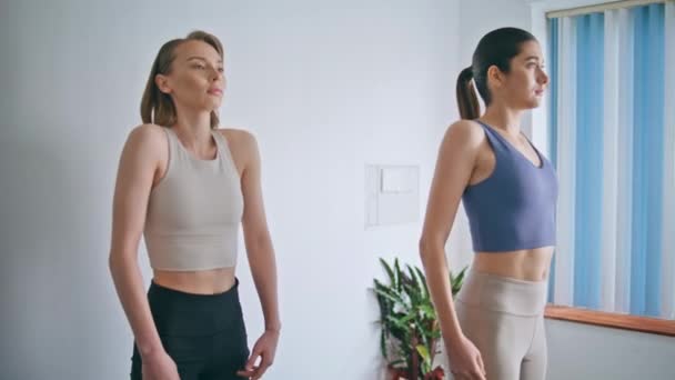 Yogi Mulheres Aquecendo Ombros Até Treinamento Casa Duas Senhoras Focadas — Vídeo de Stock