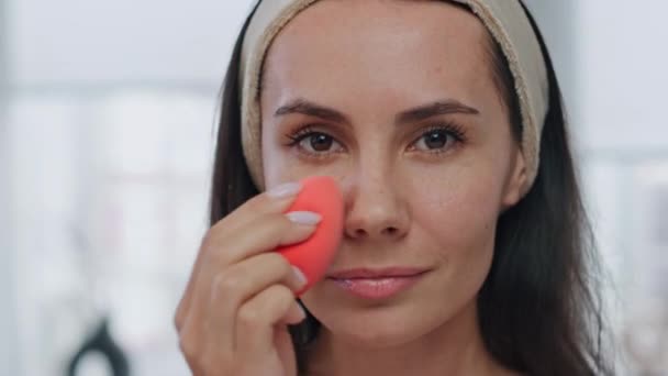 Blogueur Beauté Préparant Maquillage Intérieur Pov Vidéo Modèle Satisfait Appliquant — Video