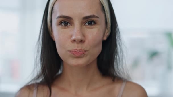 Modelo Manhã Enxaguando Boca Sorrindo Casa Espelho Pov Retrato Jovem — Vídeo de Stock